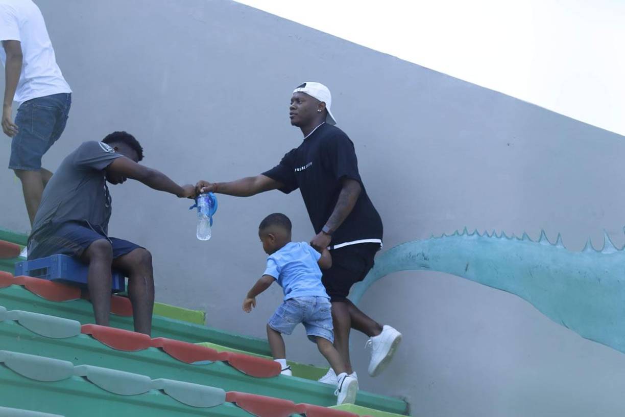 Júnior Lacayo, quien sigue sin equipo tras ser dado de baja por el Marathón, llegó al Yankel para ver el partido.