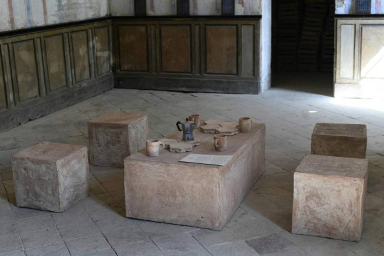 Mesas y taburetes fabricados con materia fecal endurecida.