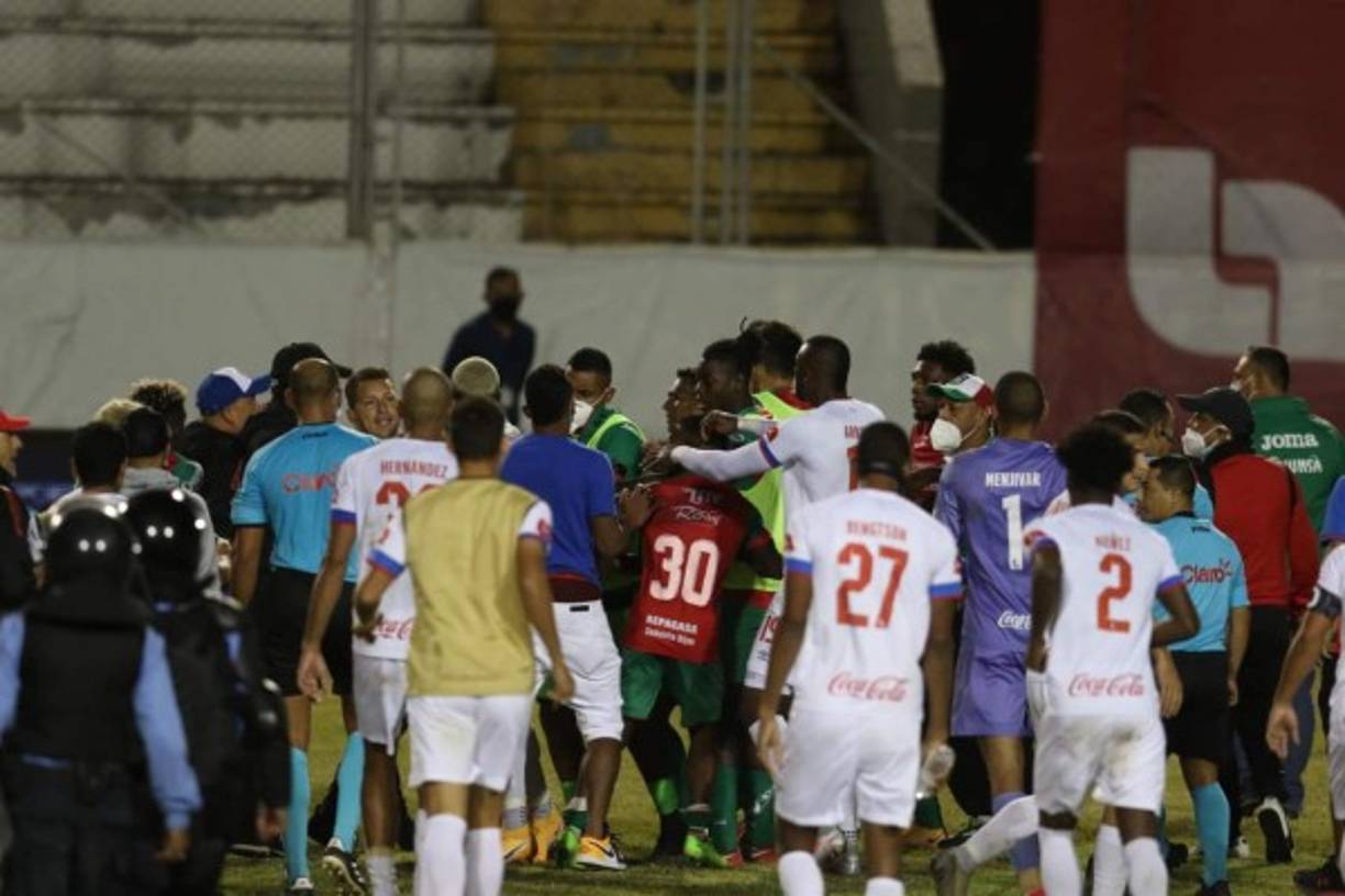 Los jugadores de Olimpia y Marathón protagonizaron al final del partido una batalla campal.