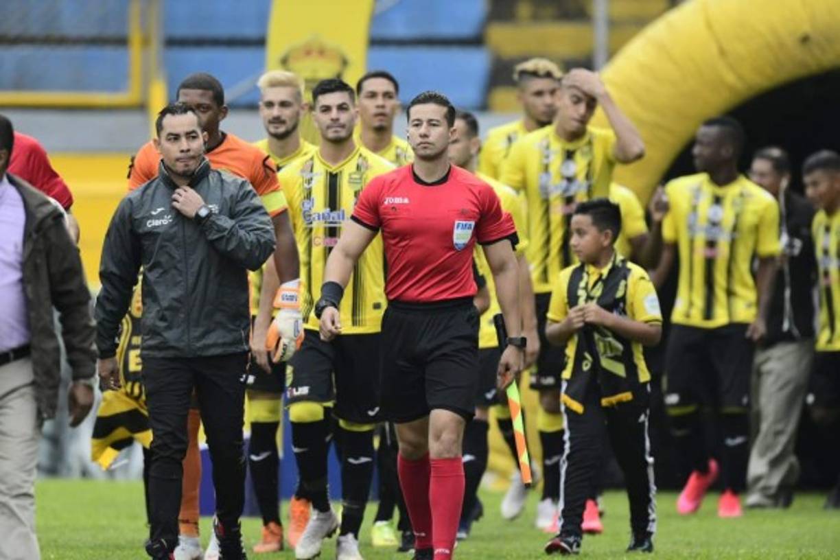 Momento de la salida de los equipos titulares a la cancha del estado Morazán.