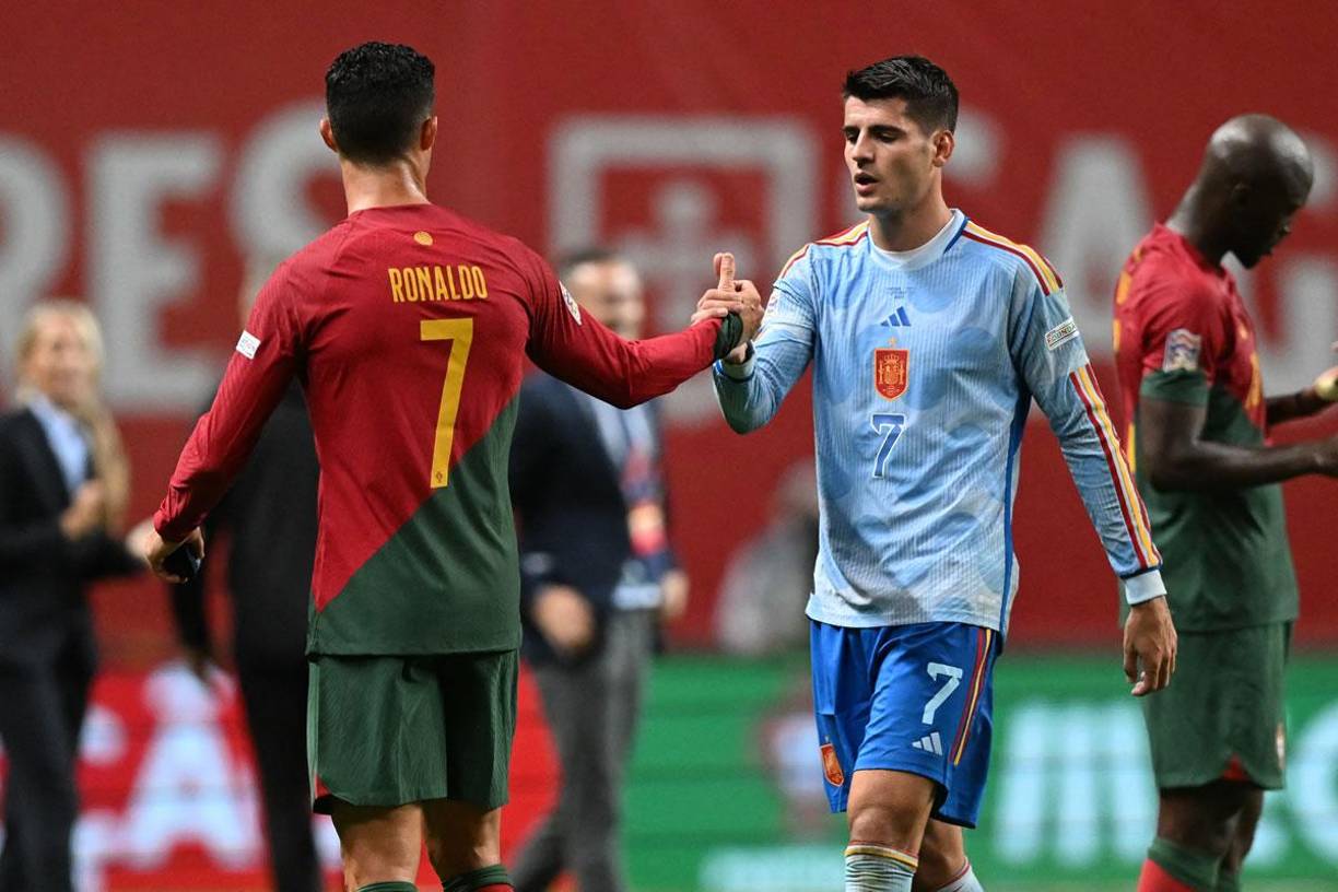 Álvaro Morata se acercó a saludar a Cristiano Ronaldo al final del partido.