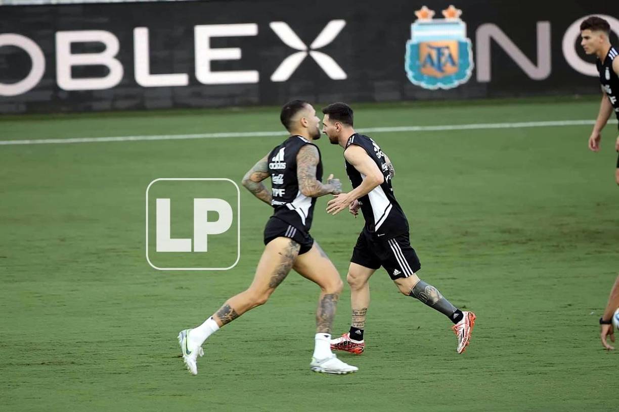 Messi corriendo junto a Nicolás Otamendi en la práctica de la selección argentina.