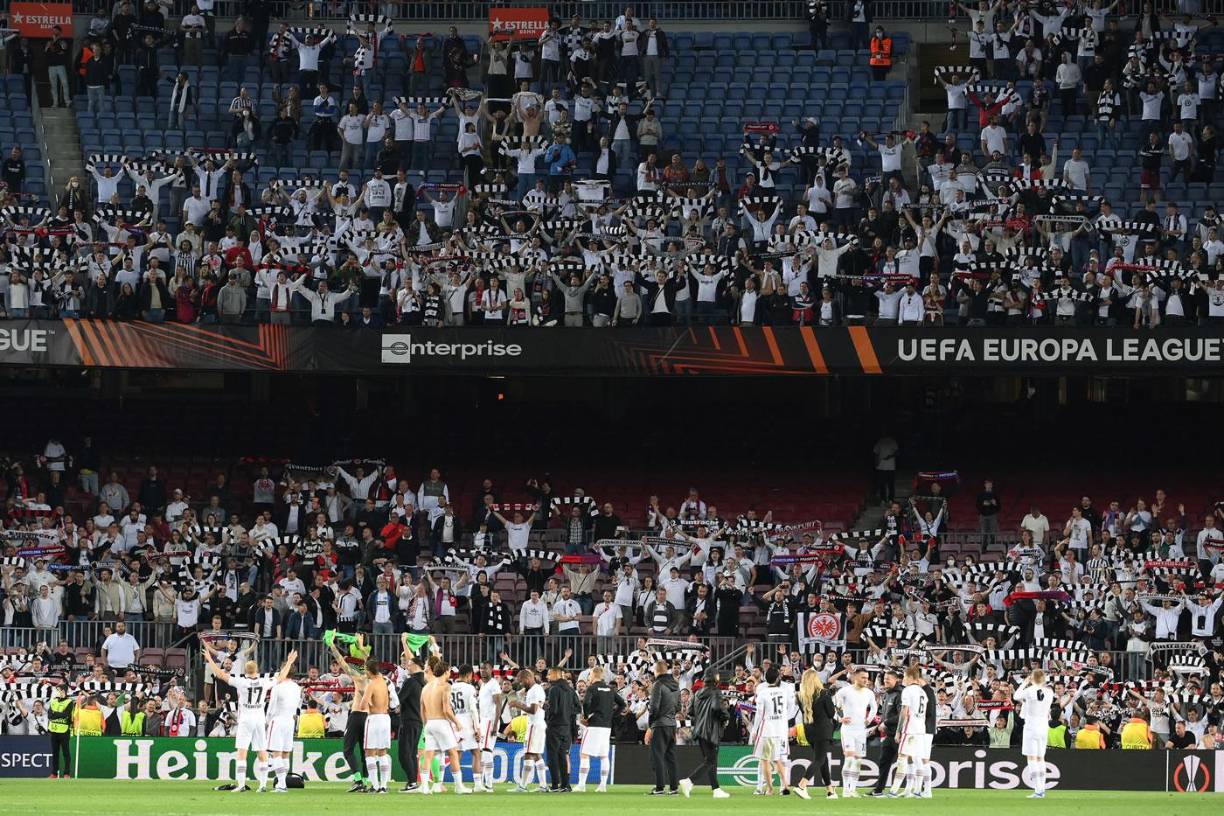 Los jugadores del Eintracht Frankfurt celebrando con sus aficionados en el Camp Nou la clasificación a semifinales de la Europa League.