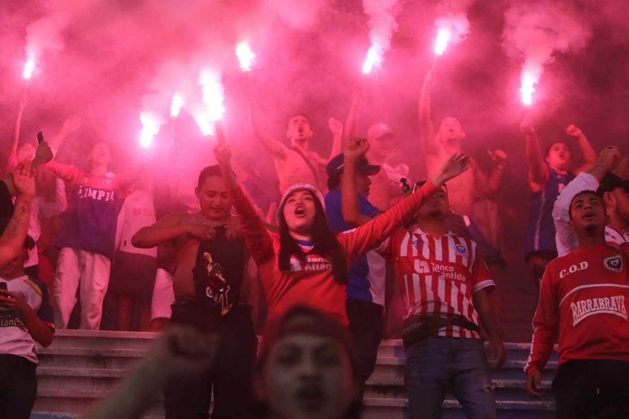 El show de la Ultra Fiel con bengalas en los últimos minutos del partido para celebrar la victoria del Olimpia contra el Génesis.