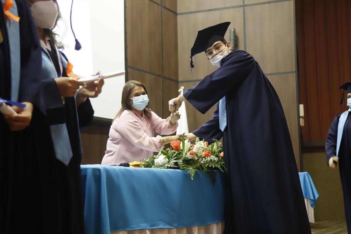 Sebastián Contreras recibiendo su diploma