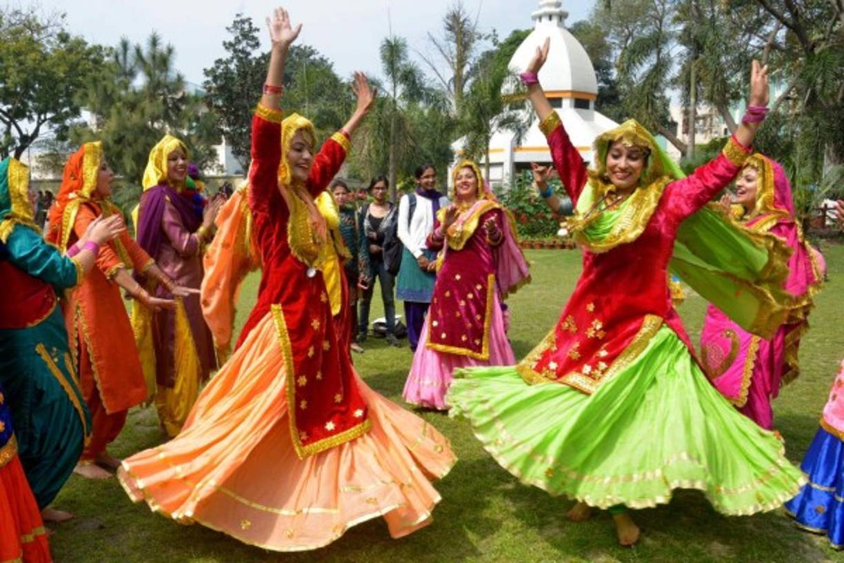 Mujeres celebran en India al ritmo de bailes tradicionales.