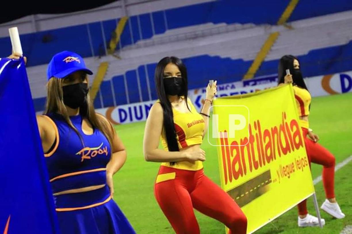 Las bellas edecanes que adornaron el derbi sampedrano.