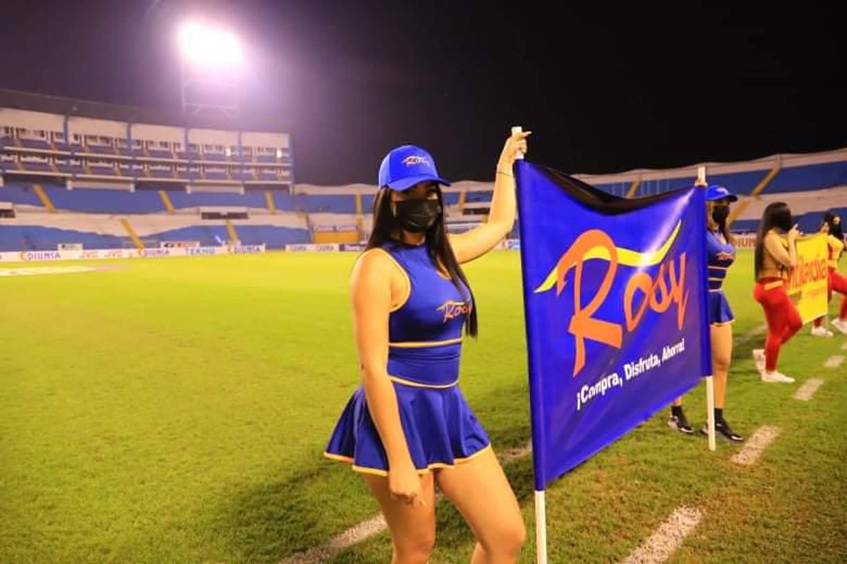 Las bellas edecanes que adornaron el derbi sampedrano.