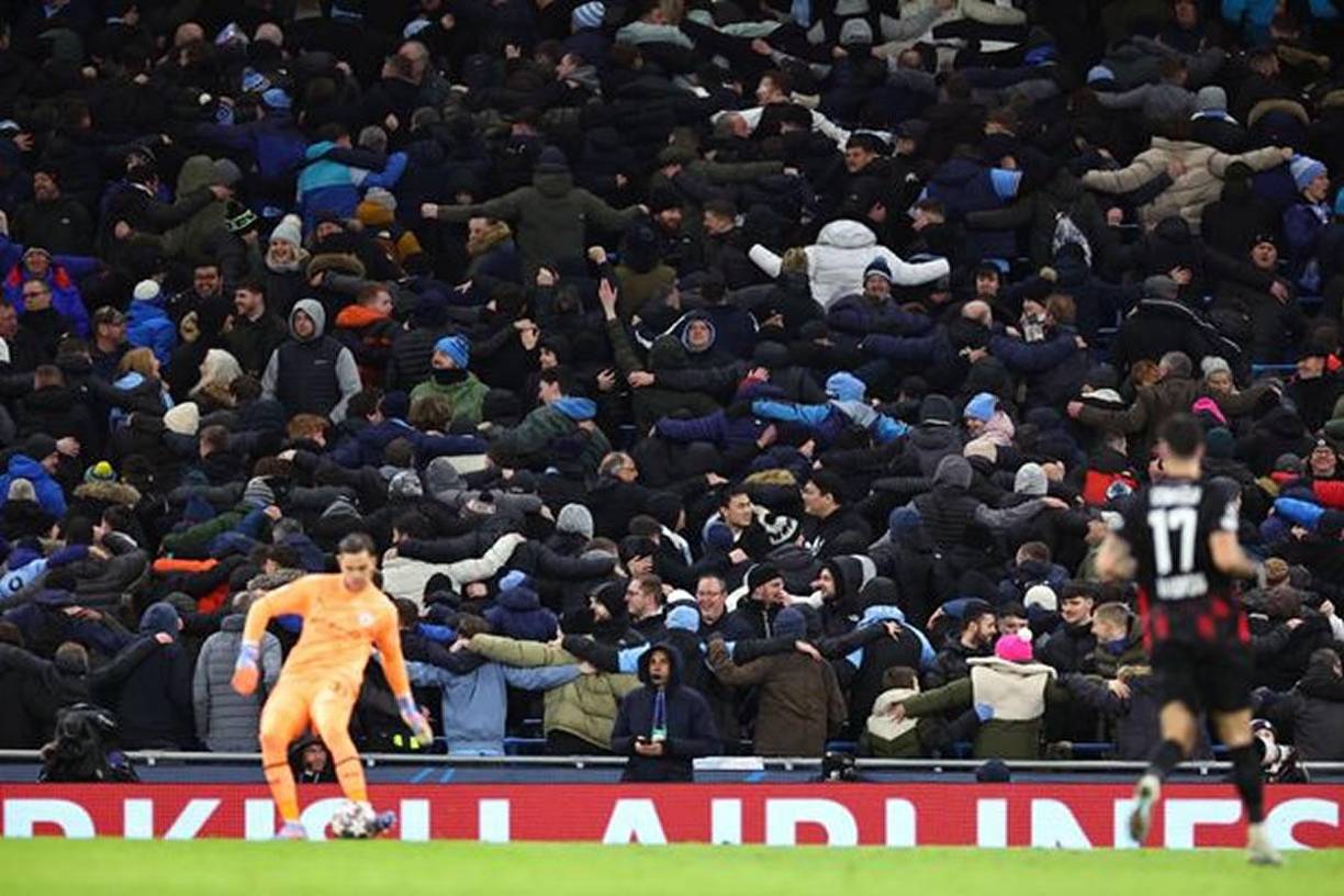 Así se colocó la afición del Manchester City en un momento del juego, de espaldas al campo.