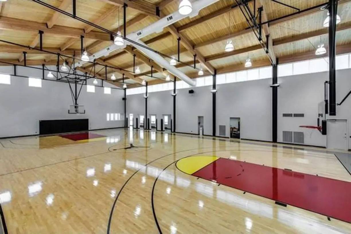 La lujosa mansión de Michael Jordan posee una impactante cancha de baloncesto.
