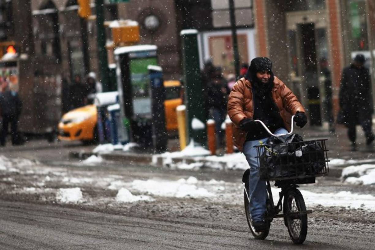 La tormenta Octavia, que azota la costa este y el centro de Estados Unidos, ha dejado a unos 50 millones de estadounidenses expuestos a temperaturas polares, que en los próximos días bajarán aún más, muy por debajo del promedio, indicó el centro de meteorología nacional.