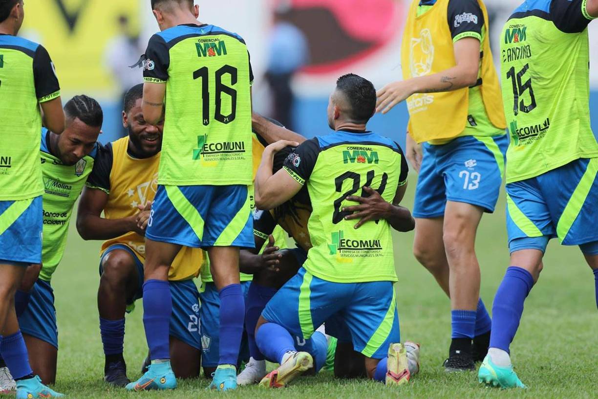 Omar Elvir celebrando con sus compañeros el gol de tiro libre que puso a ganar a los Potros del Olancho FC.