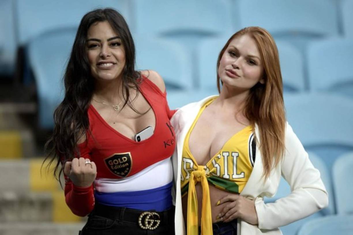 Larissa Riquelme estuvo acompañada en las gradas por esta bella modelo brasileña.