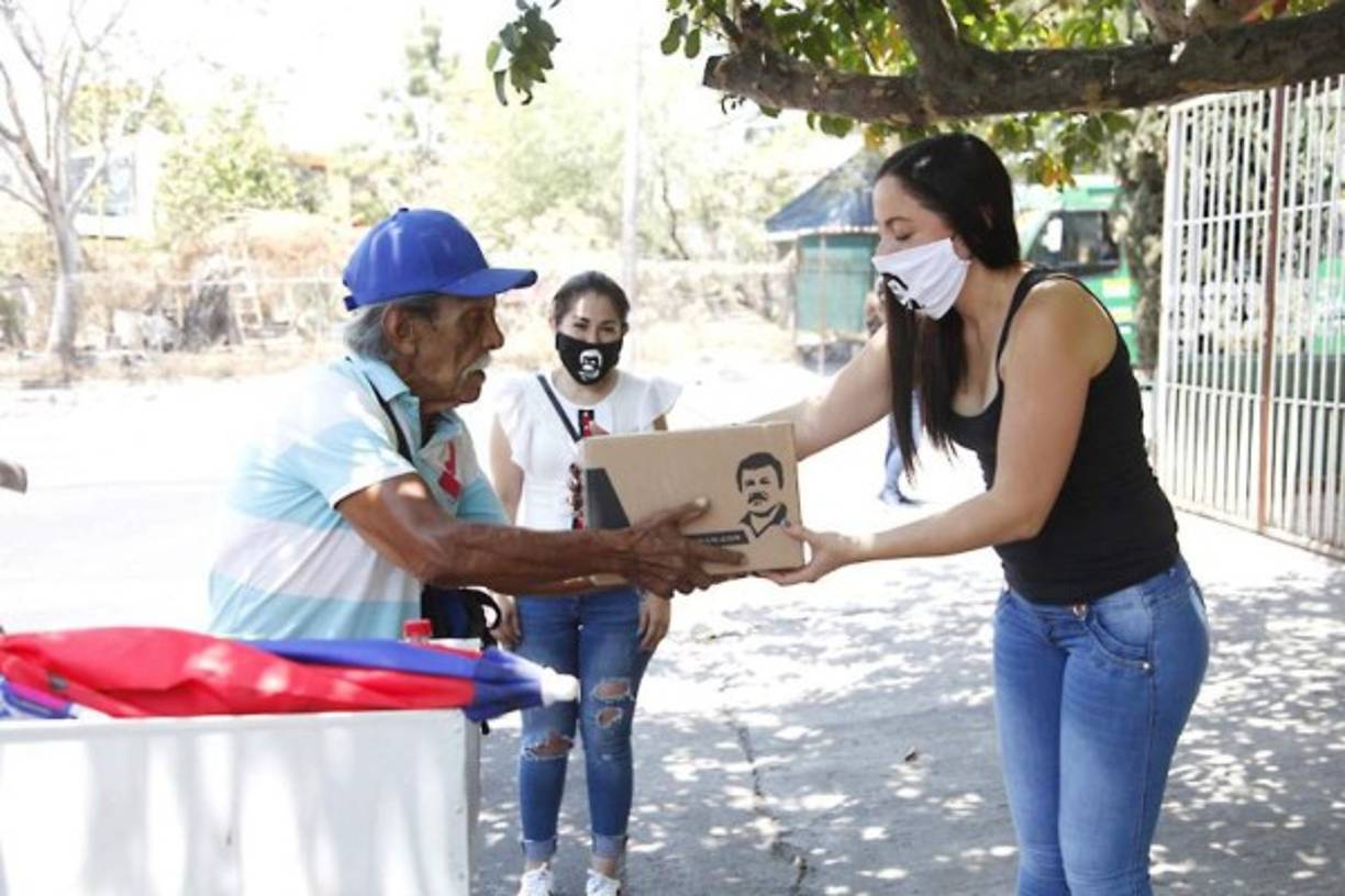 Esto se une a los videos dados a conocer en redes sociales en las que presuntos miembros del Cártel Jalisco Nueva Generación con armas en mano repartieron despensas a personas que no pueden salir de sus casas en Zapopan, Tonalá y la costa sur de Jalisco, a nombre de su líder Nemesio Oseguera Cervantes 'El Mencho'.
