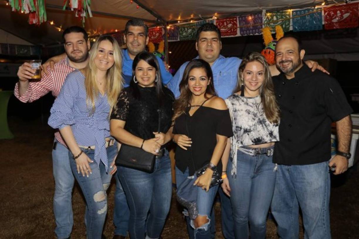 Leo y Gaby Rivera, Jorge, Diana, Fernando y Andrea Quintana con Irene y Carlos Crespo.