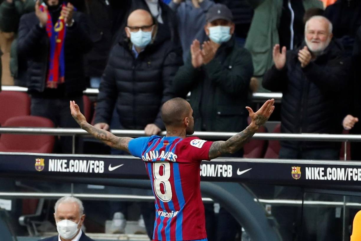 Dani Alves extendiendo sus brazos frente a la afición del Barcelona.