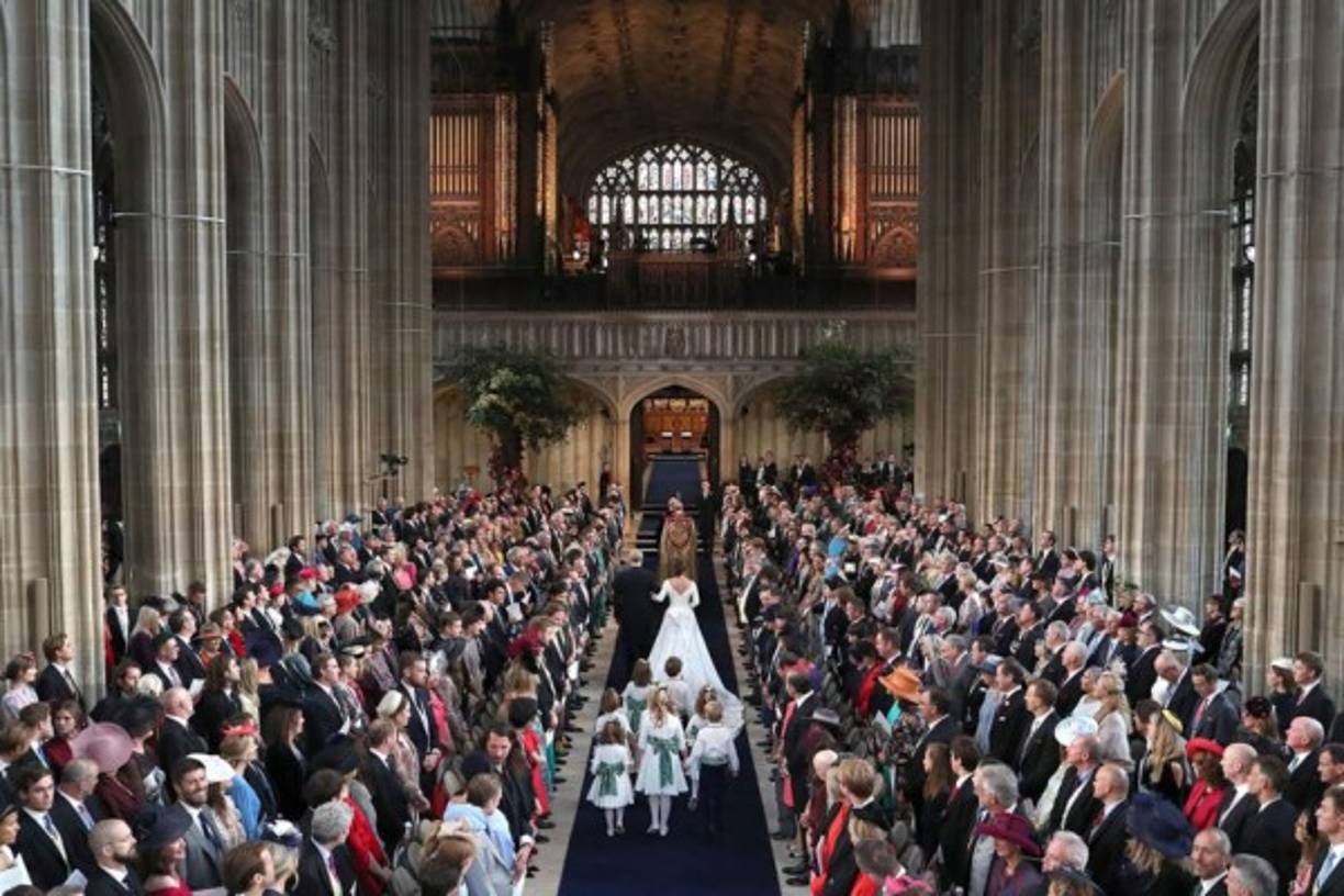 Este vestido es resultado del estudio de los diseños que antes llevaron otras novias de la Familia Real, pero incorpora las peticiones de la Princesa Eugenia.