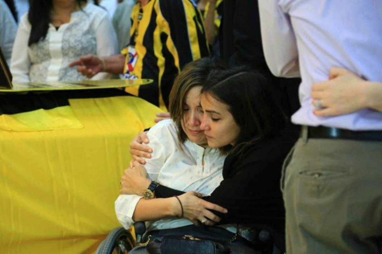 Audrey de Verdial, esposa de Mario Verdial y sus hijas lloran en la misa.