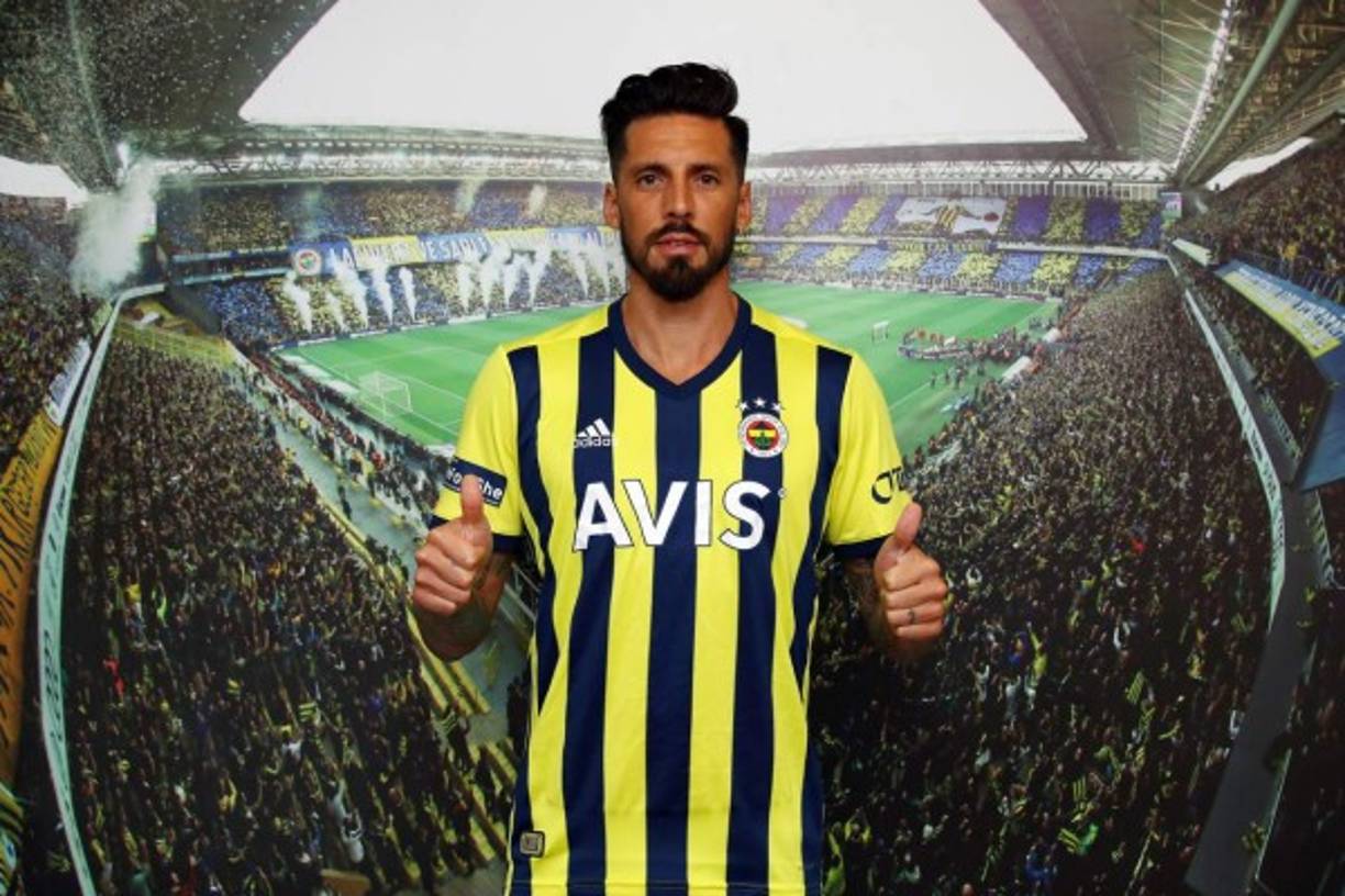 El mediocampista argentino José Sosa, ex del Atlético de Madrid, ha sido fichado por el Fenerbahce para las próximas dos temporadas. El futbolista de 35 años abandonó el Trabzonspor, donde estuvo tres campañas.