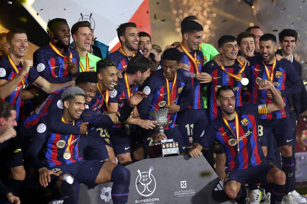 Los jugadores del Barcelona celebrando con el trofeo de campeones de la Supercopa de España.