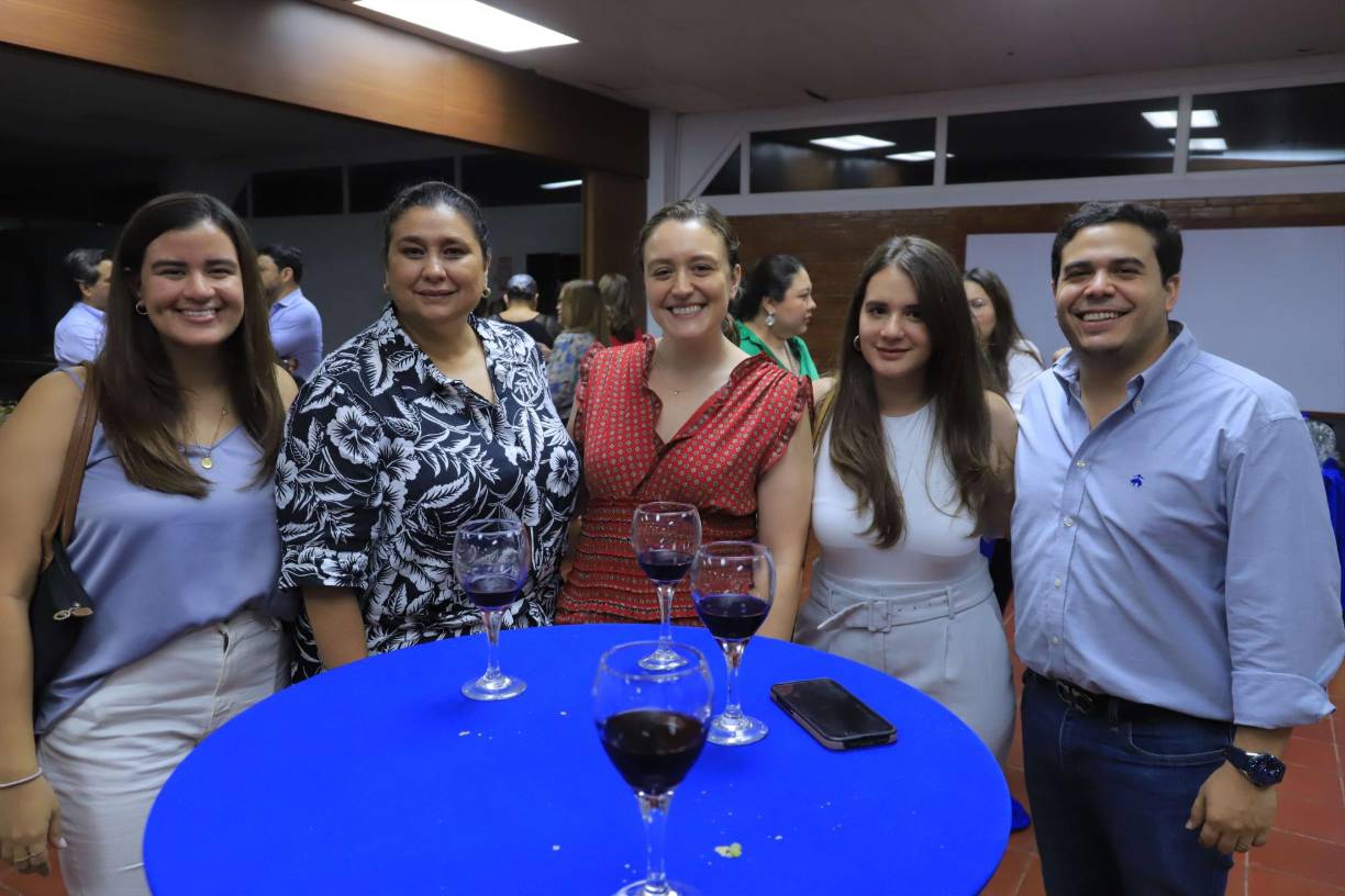 Marcela Banegas, Gina Larach, Arabella Hepburn, Paola Paz y Fernando Vaquero