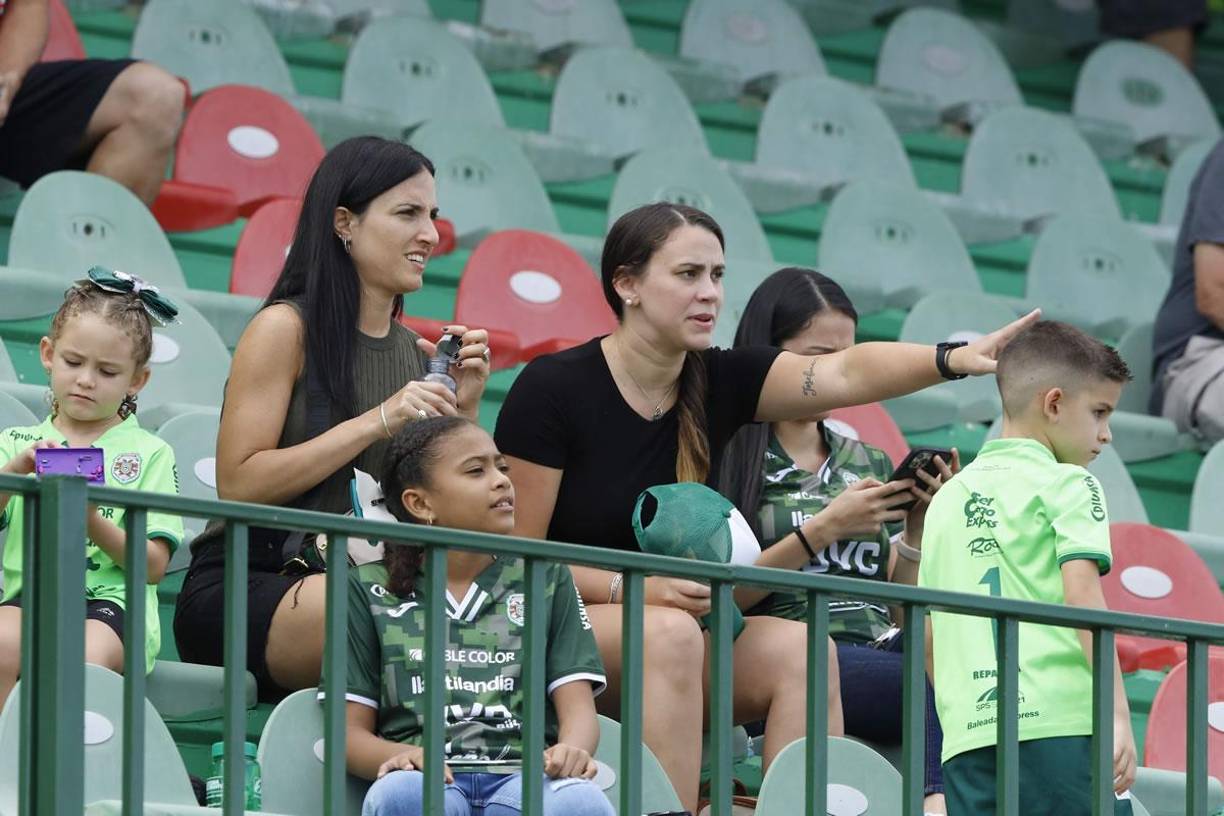 Estas chicas celebraron con el triunfo de Marathón sobre el Real España en el Yankel.