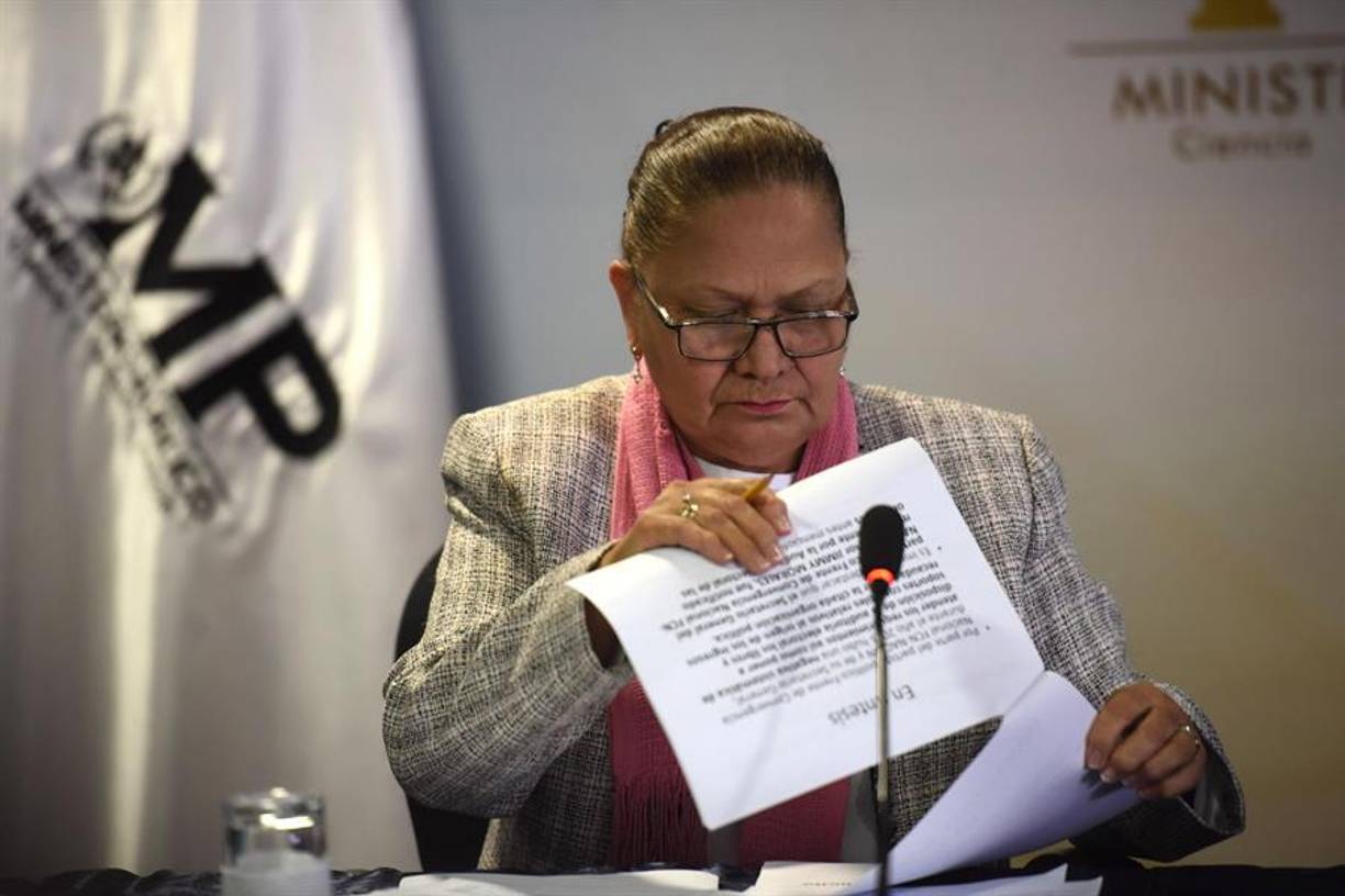 En 2021, Porras tomó una de las decisiones más controversiales de su gestión: despidió al reconocido fiscal anticorrupción Juan Francisco Sandoval, exjefe de la Fiscalía Especial contra la Impunidad, cuando investigaba un caso Giammattei por un supuesto soborno de empresarios rusos.