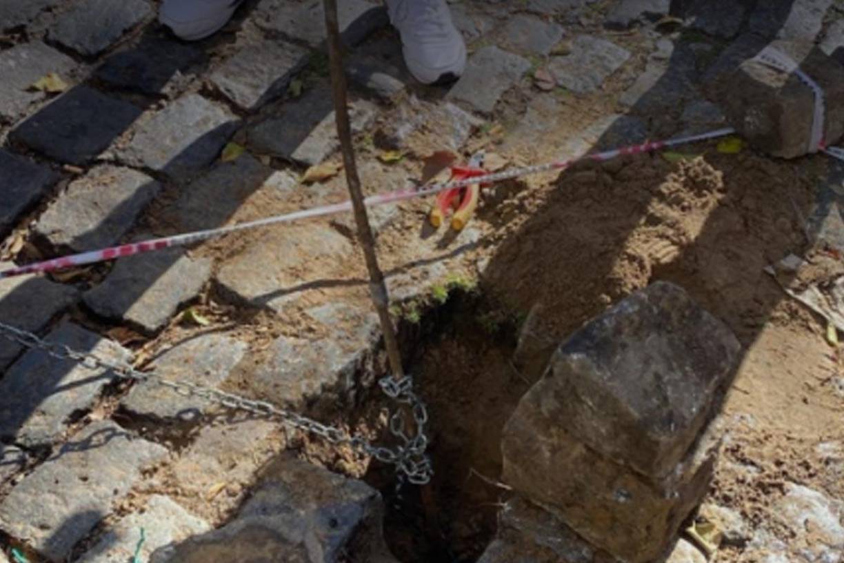 La investigación se inició cuando, en la mañana del miércoles, un conductor estacionado escuchó un ruido en el chasis de su vehículo y comprobó que se debía a una varilla metálica que emergía entre los adoquines de la calle.