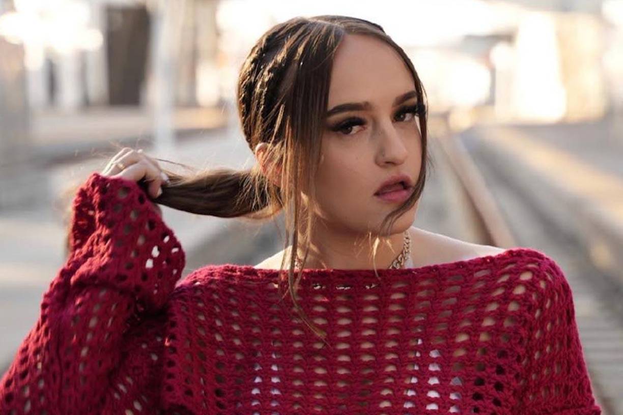 Andersen se estrelló encima de un andamio a lo largo de la acera y fue declarada muerta en la escena.