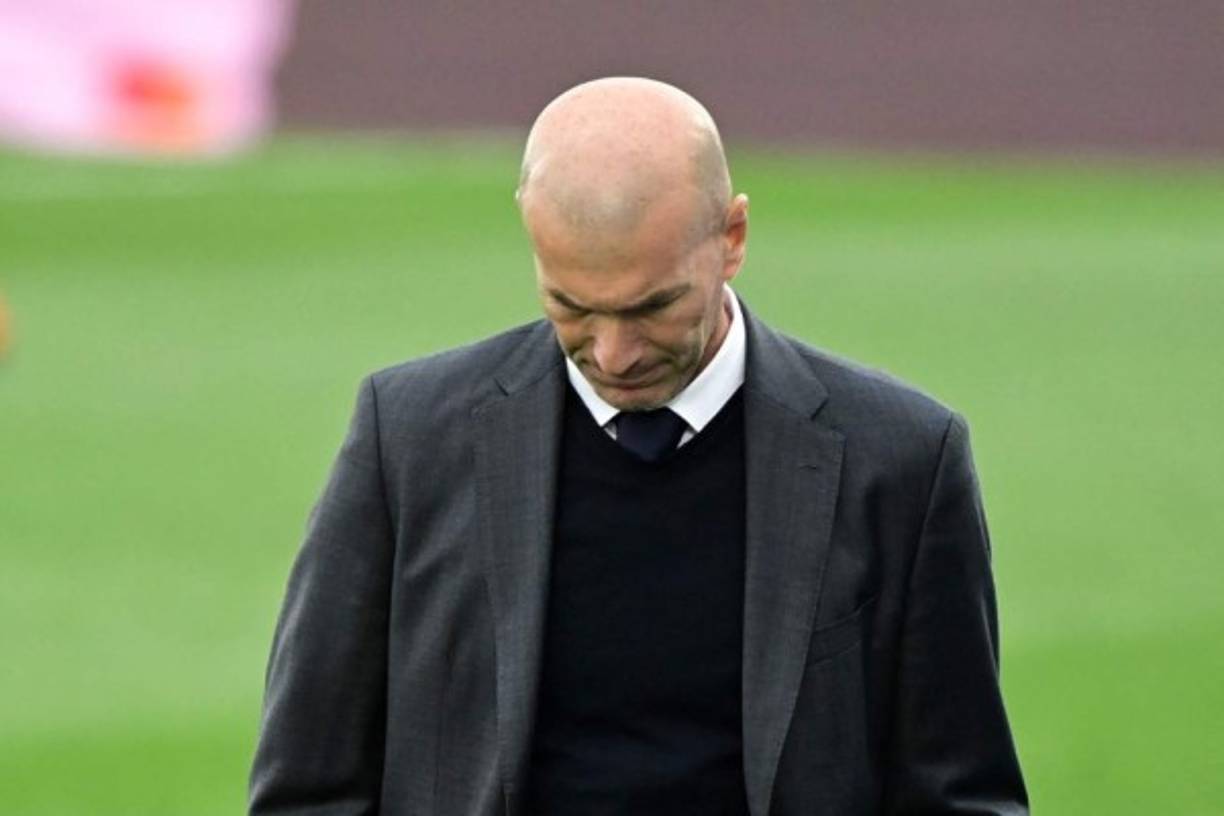 Zidane ha tomado la decisión de abandonar el Real Madrid con efecto inmediato. El periodista Fabrizio Romano, colaborador de Sky Sports, ha anunciado que el entrenador francés dejará el banquillo blanco y no cumplirá su contrato, que finaliza en 2022. Foto AFP.
