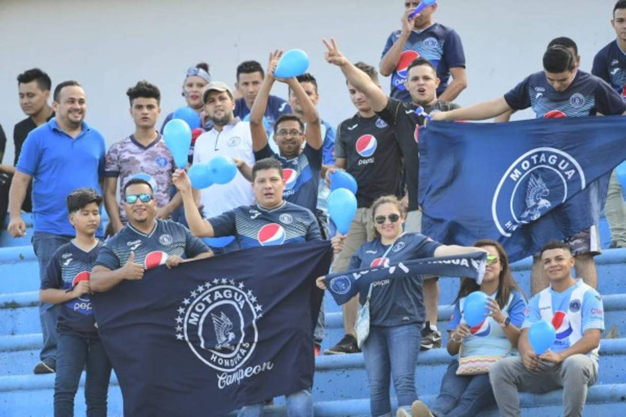 Los aficionados del Motagua se colocaron en un sector del estadio Olímpico.