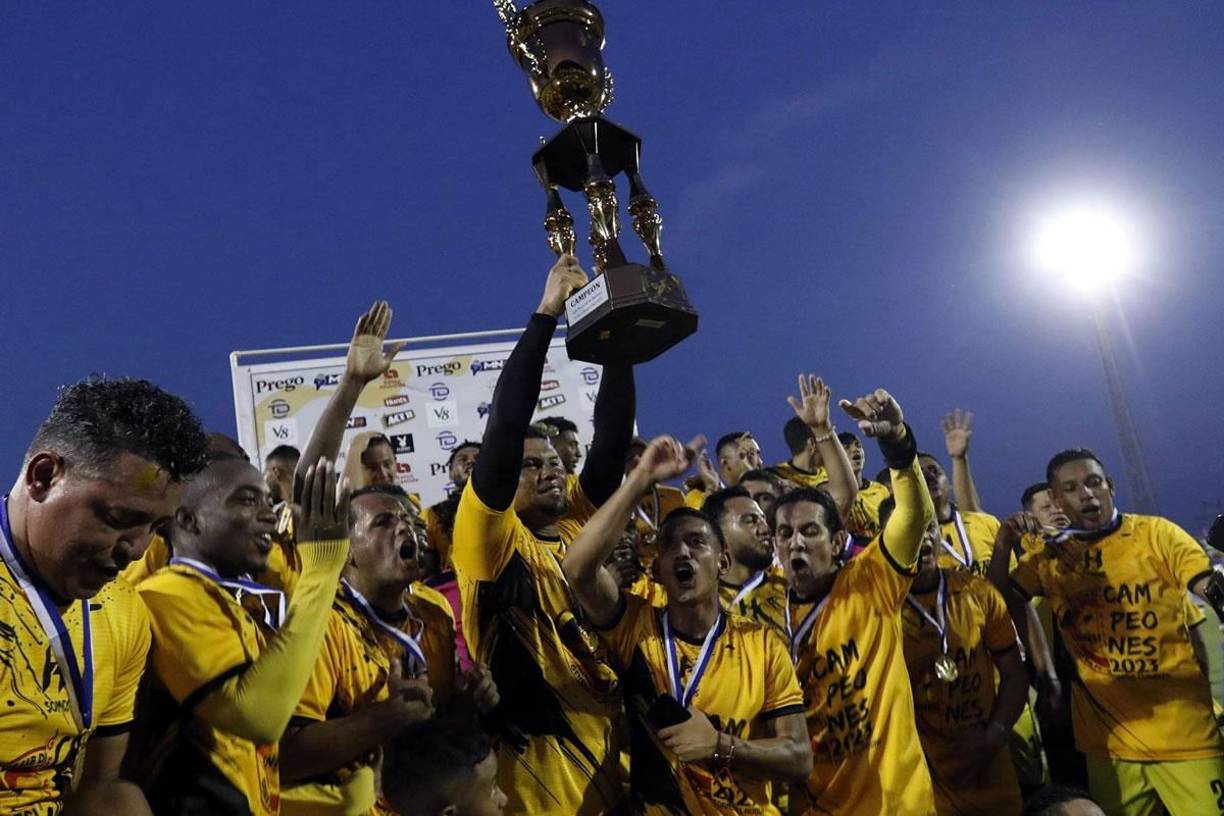 El plantel del Génesis celebrando con el trofeo de campeones del Torneo Clausura 2023 de la Liga de Ascenso.