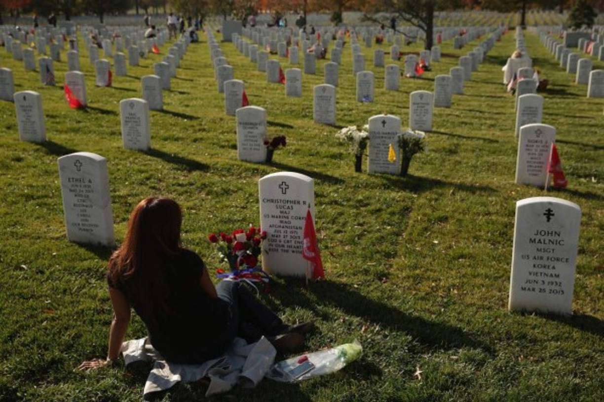 Aileen Lucas visita la tumba de su esposo, el marine Christopher Lucas, en el cementerio de Arlington, Virginia.