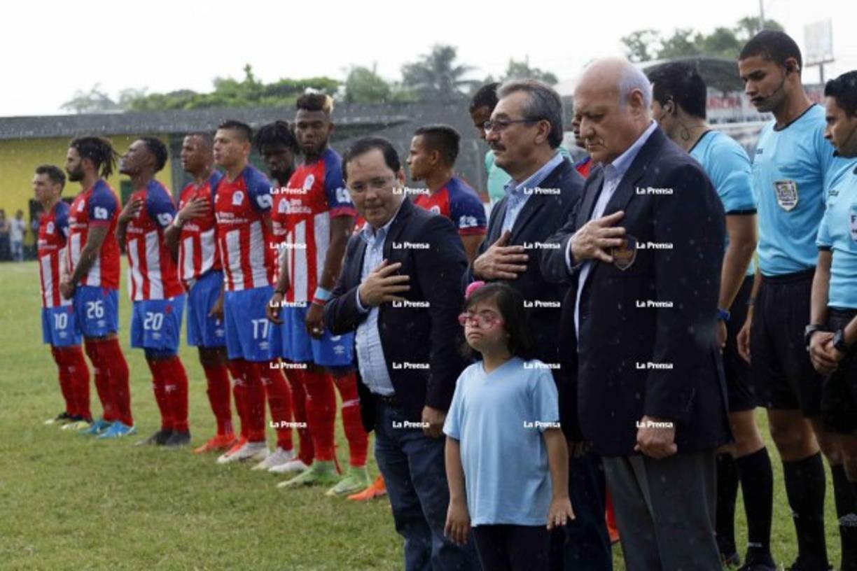 Previo al pitazo inicial, se entonaron las sagradas notas del Himno Nacional de Honduras.