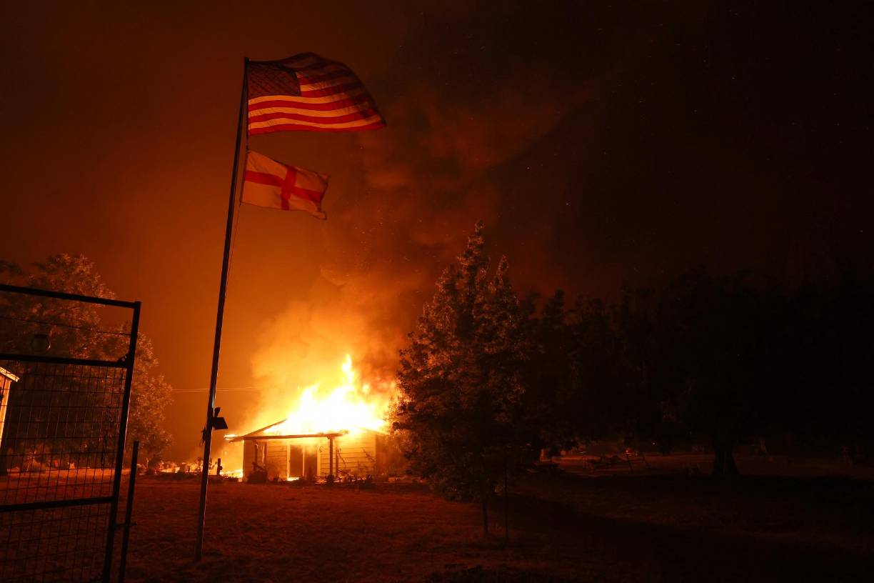 Las autoridades aseguraron que el fuego avanza totalmente descontrolado por culpa de que el calor y la baja humedad “dificultan” los trabajos de extinción.
