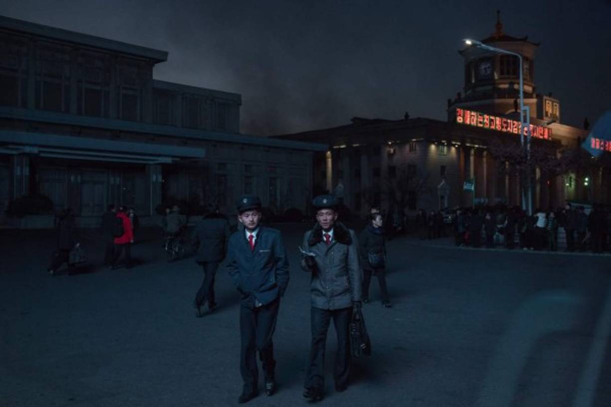 Norcorea. Escolares en Pyongyang. Estudiantes norcoreanos salen de una estación de tren en la capital norcoreana, Pyongyang.