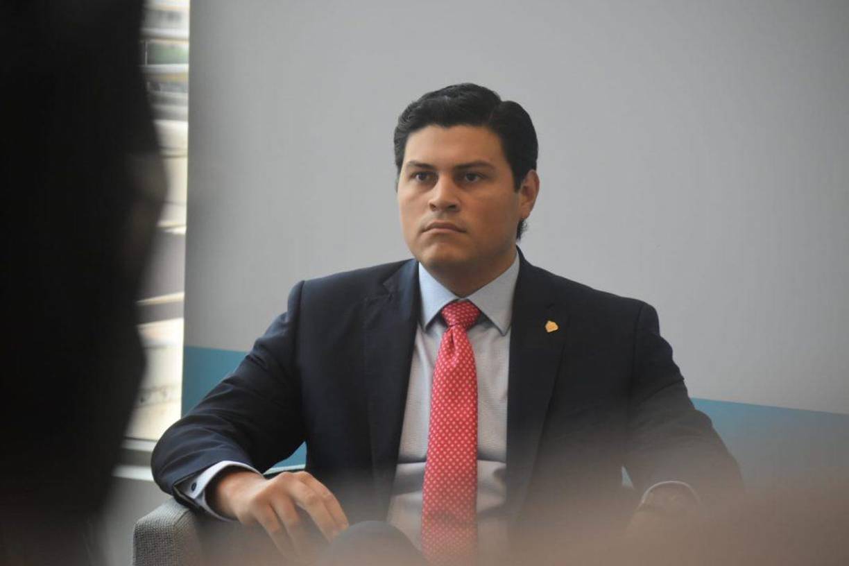 Muchas personas han comenzado a especular en las redes sociales sobre si el representante de Libre en el CNE se sometió a una cirugía u otro procedimiento para bajar de peso. 