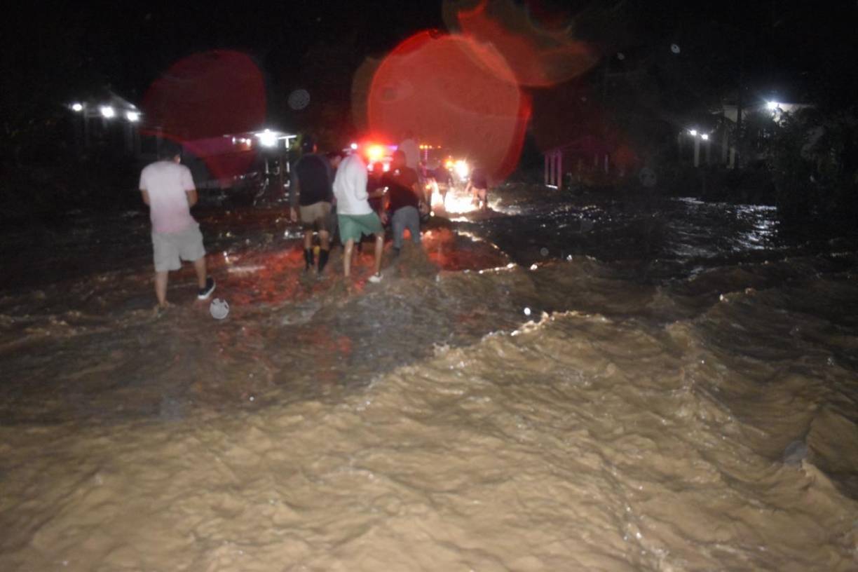 Los cuerpos de socorro de Sabá realizaron las evacuaciones a oscuras, ya que la energía eléctrica se interrumpió desde las 11:00 de la mañana.