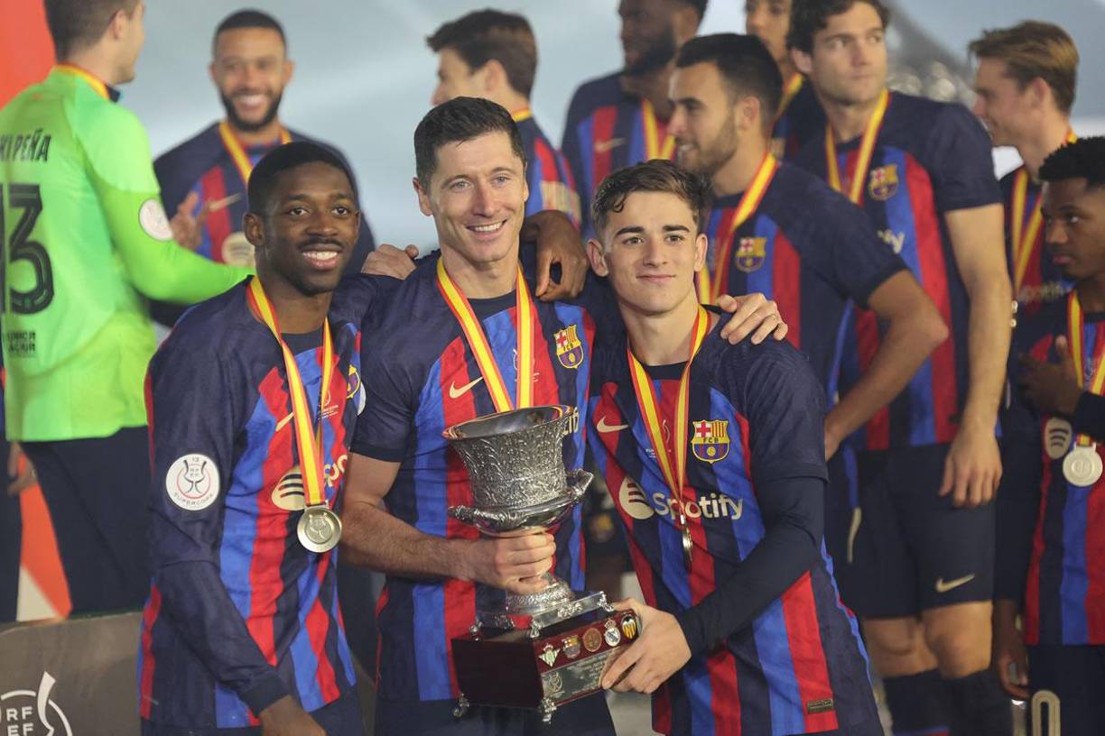 Ousmane Dembélé, Robert Lewandowski y Gavi, posando con el trofeo de la Supercopa de España.