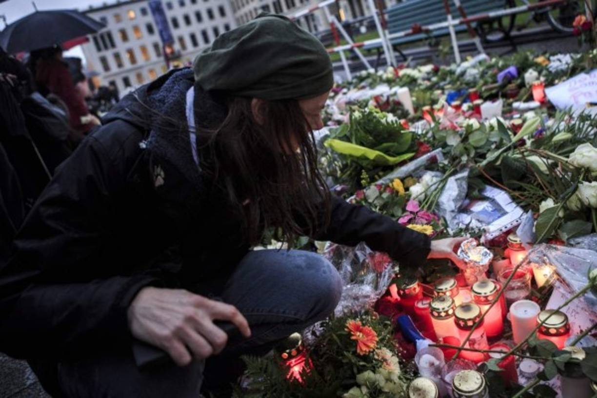 Los parisinos han pasado el primer día de luto oficial rindiendo homenaje a las víctimas.