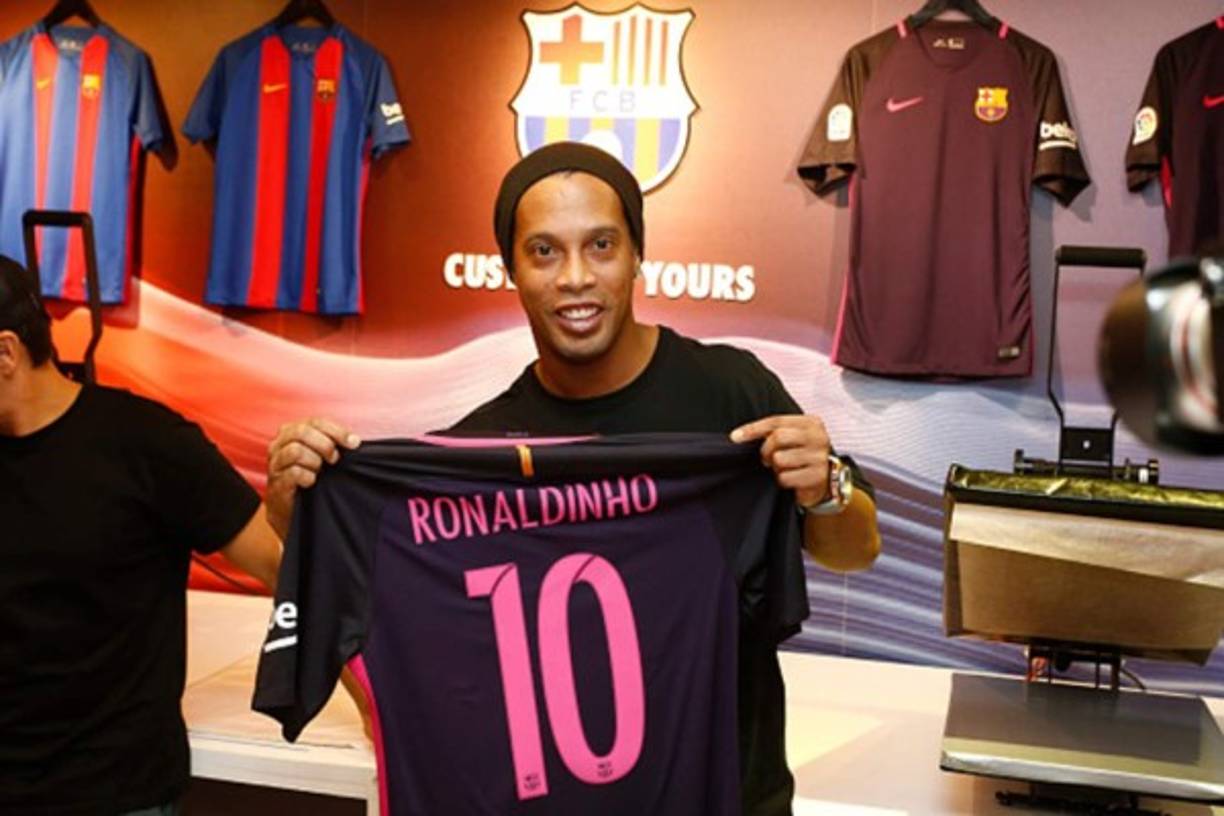 Y el Barcelona negocia con el brasileño Ronaldinho Gaucho. Quieren que el astro carioca sea el embajador mundial del Barça.