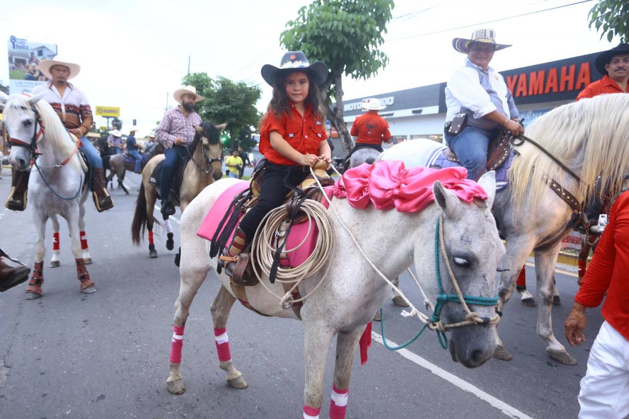 El Desfile Hípico del Agas dijo presente a la actividad, hubo jinetes infantiles y adultos.