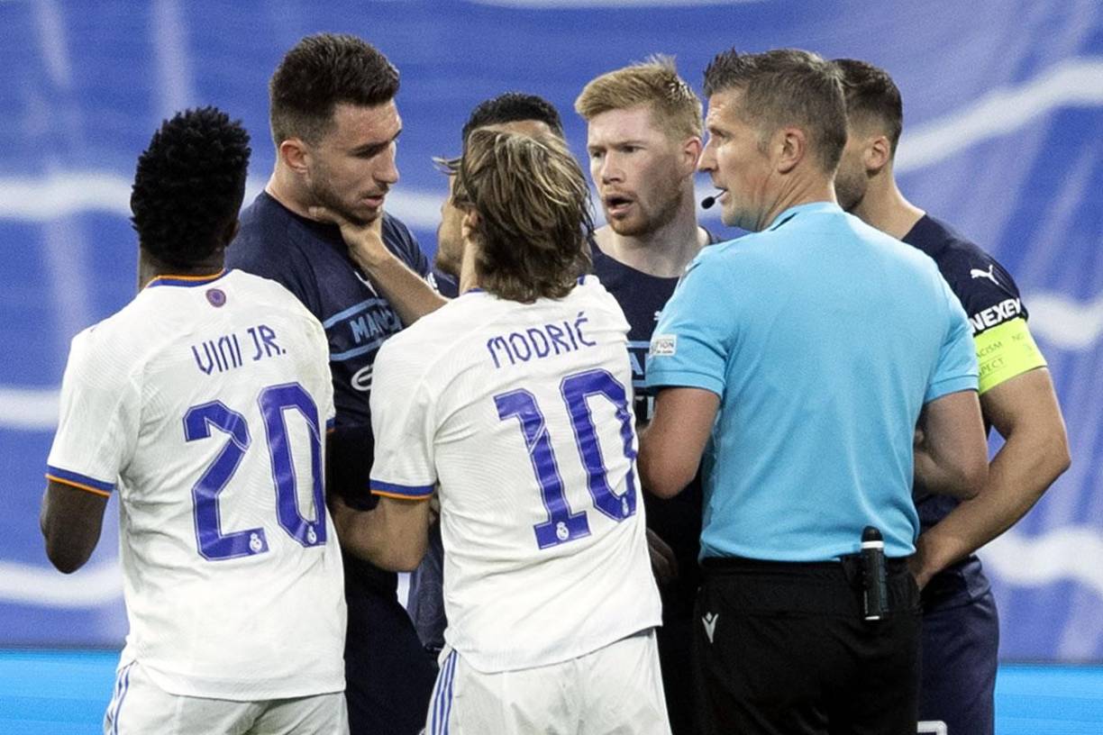 Modric sujetó del cuello a Laporte y el español le tiró un manotazo en la cara al croata.