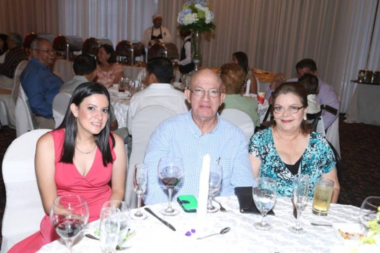 Emmy Pagán con Luis y Angelina Boquín.