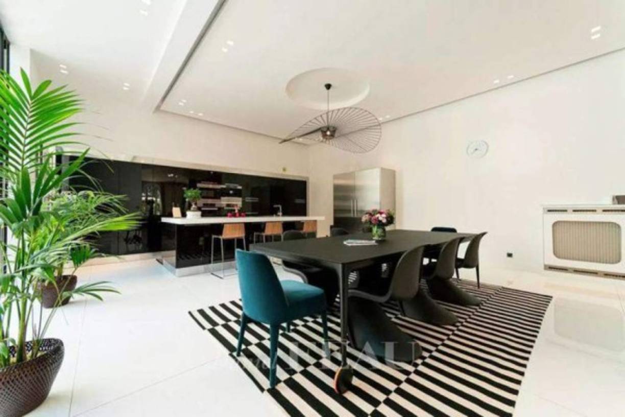 La mansión cuenta con 813 m2 y un jardín de casi 300 m2. Cuenta con sala de relajación, baño turco, piscina que da al jardín, amplio dormitorio de invitados con baño y acceso privado, apartamento de servicio con acceso independiente, dos plazas de aparcamiento al aire libre dentro de los terrenos de la propiedad y cuatro asientos al aire libre en el camino privado. Foto Inmobiliaria Daniel Féau.