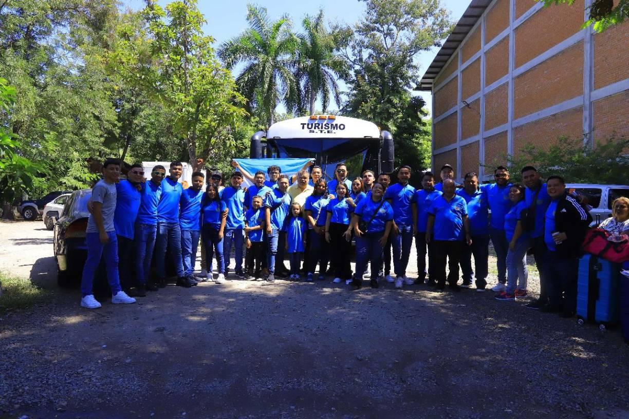 Con maletas en mano, muchas expectativas y la satisfacción de cumplir un sueño, los jóvenes cargaron sus instrumentos en el autobús que los llevaría hasta Comayagua para tomar su vuelo.