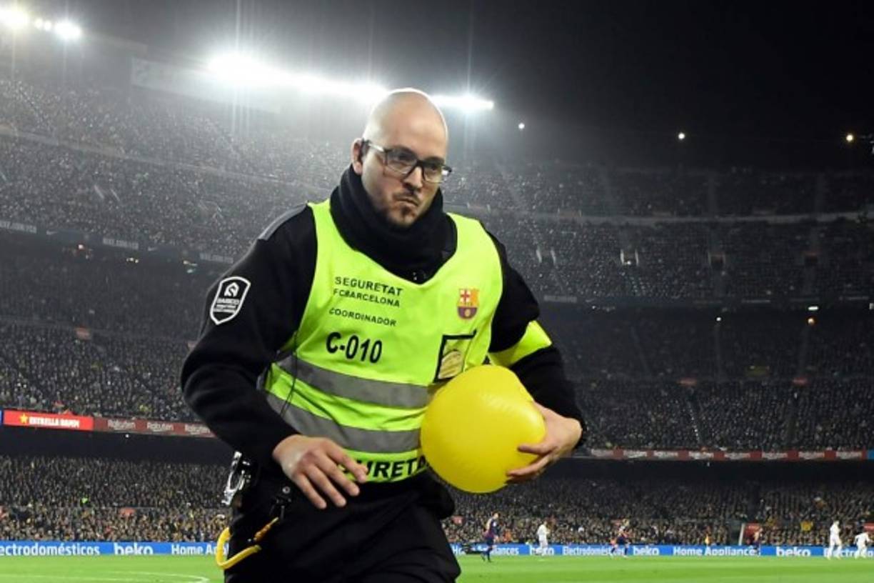 Varios aficionados han lanzado pelotas a la cancha del Camp Nou durante el Barcelona-Real Madrid.