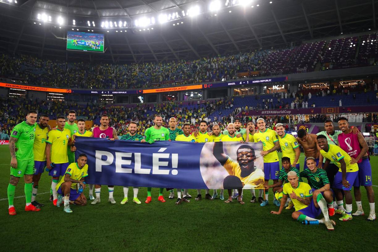 Los jugadores brasileños se unieron en torno a una pancarta en homenaje a Pelé al finalizar el encuentro ante Corea del Sur.