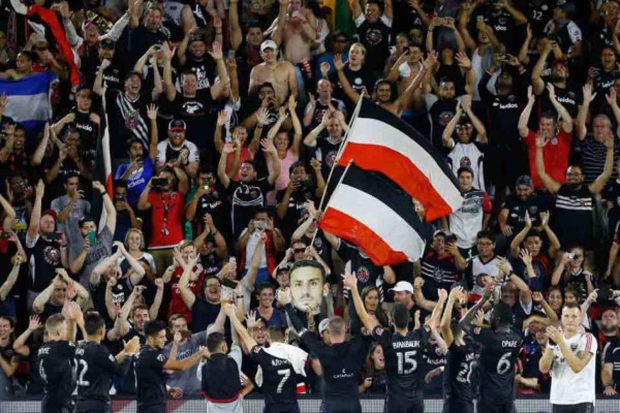 Dentro del estadio los aficionados que asisten siempre pueden disfrutar de muchas comidas rápidas, lo más destacado sin dudad son las pupusas.