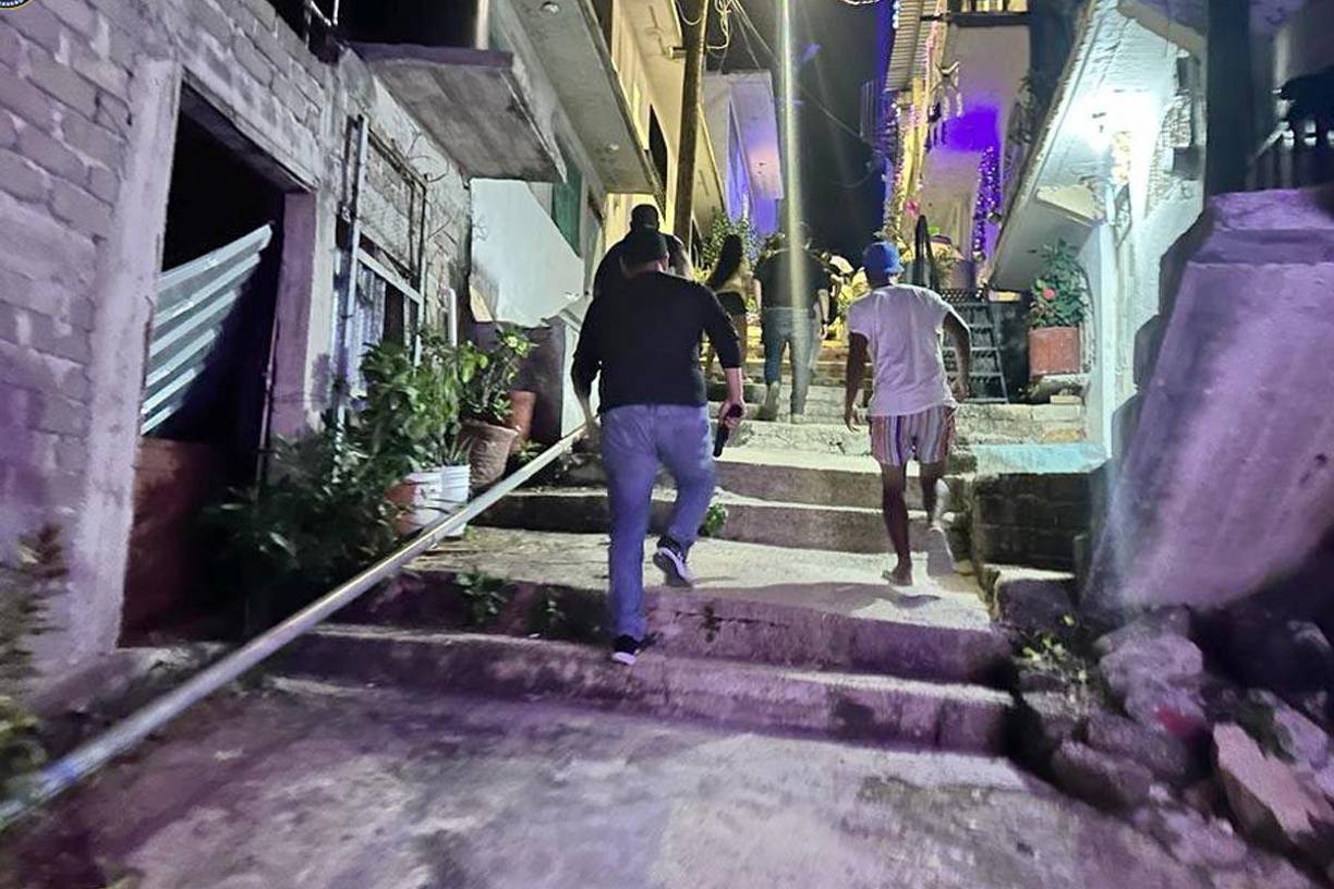 Medía 1.55 metros, pesaba 60 kilos y era de complexión delgada. La tez era morena clara. 